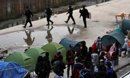 policia evacua inmigrantes paris