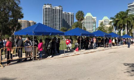 personas esperando ayuda alimenticia en miami