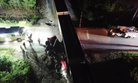 Tren choca con camión volquete en Alabaster