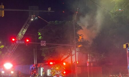 Bomberos lucharon contra el incendio de una estructura en 17th Street North en Birmingham