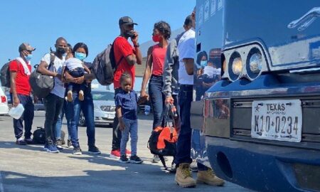 Gobierno de EEUU empieza a deportar a haitianos retenidos en puente en la frontera