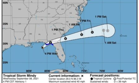 Mindy descarga lluvias en el sureste de EE.UU. y Larry avanza hacia Canadá