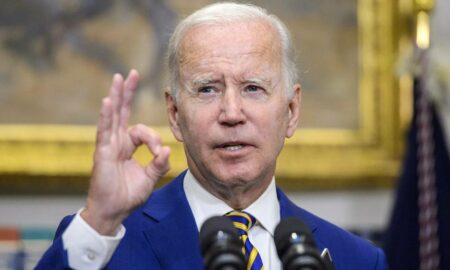 Biden perdona parte de la deuda estudiantil en un guiño al voto joven