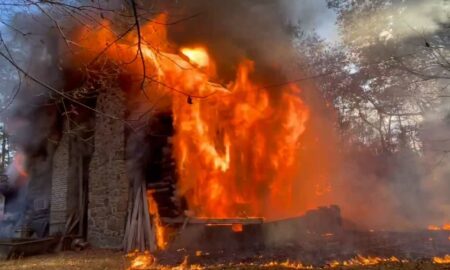 Las llamas consumen una gran cabaña de troncos y vehículos en Fultondale