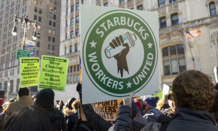 Empleados de Starbucks en EEUU celebran primer aniversario de lucha sindical