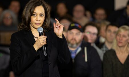 La casa de Kamala Harris vuelve a ser escenario de la llegada de migrantes