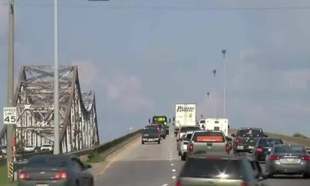 Miembros del Concejo Municipal de Decatur votan para examinar el puente de la autopista 31