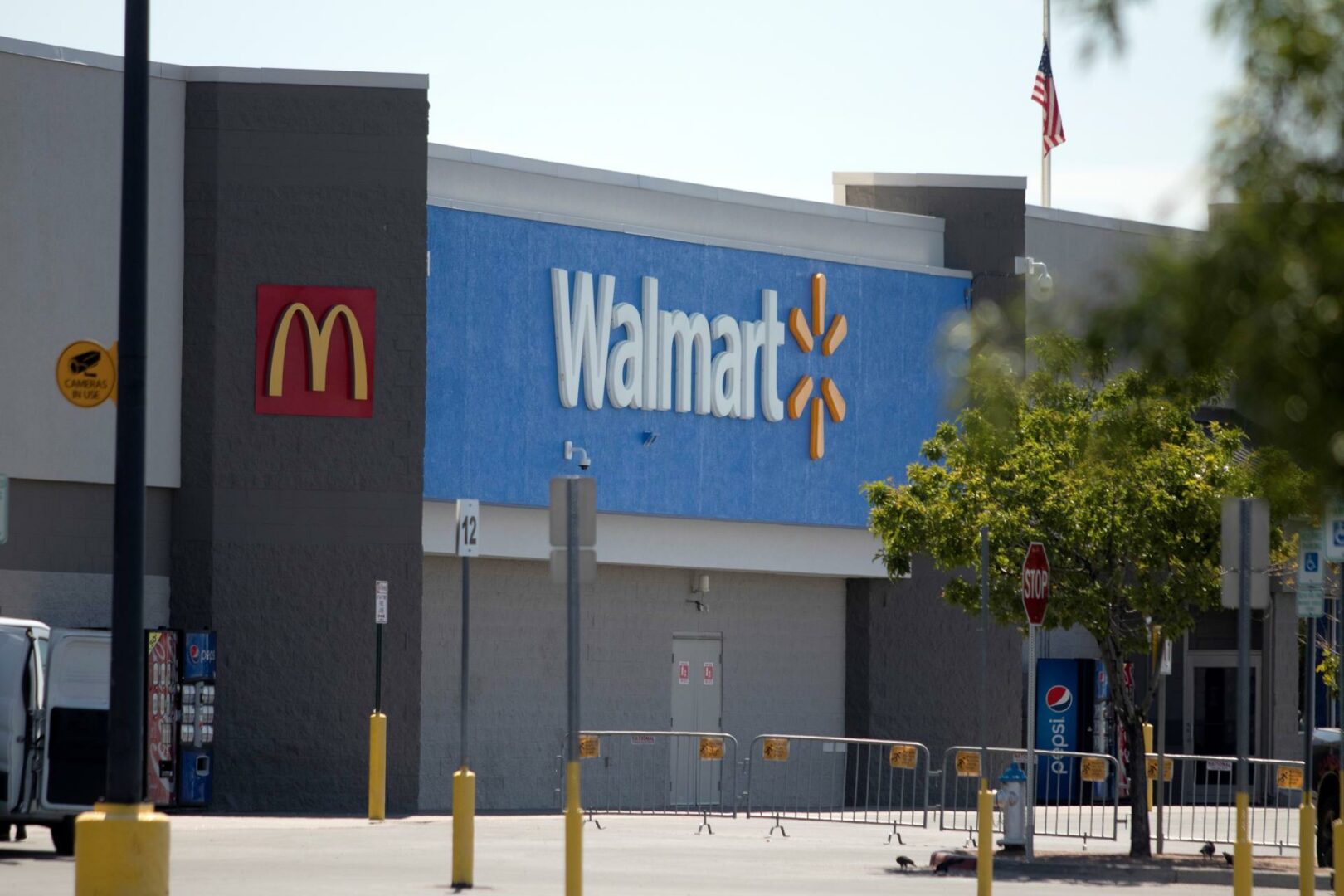 Tres arrestados por el tiroteo en una tienda Walmart en Florida que dejó un muerto