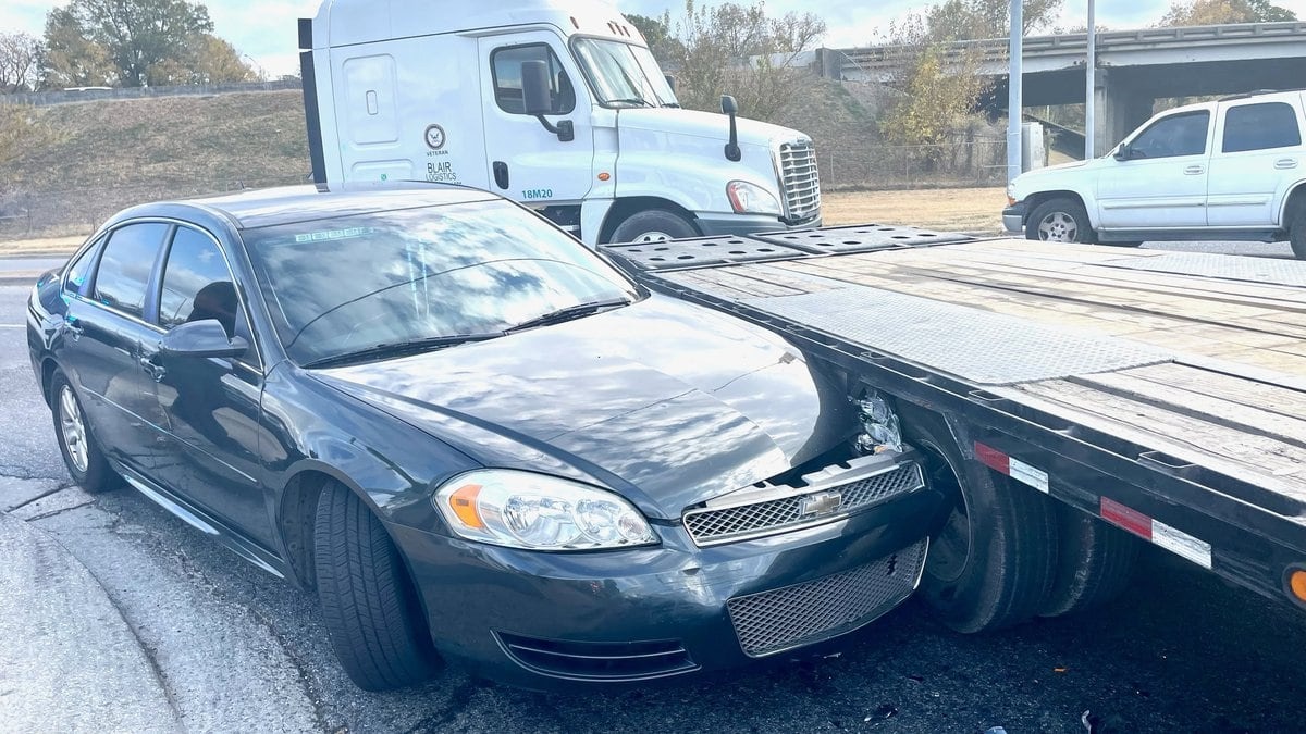 Oficial de policía de Birmingham involucrado en un accidente automovilístico es trasladado al hospital