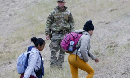 Caen tres mujeres migrantes del muro fronterizo en Texas y muere una de ellas