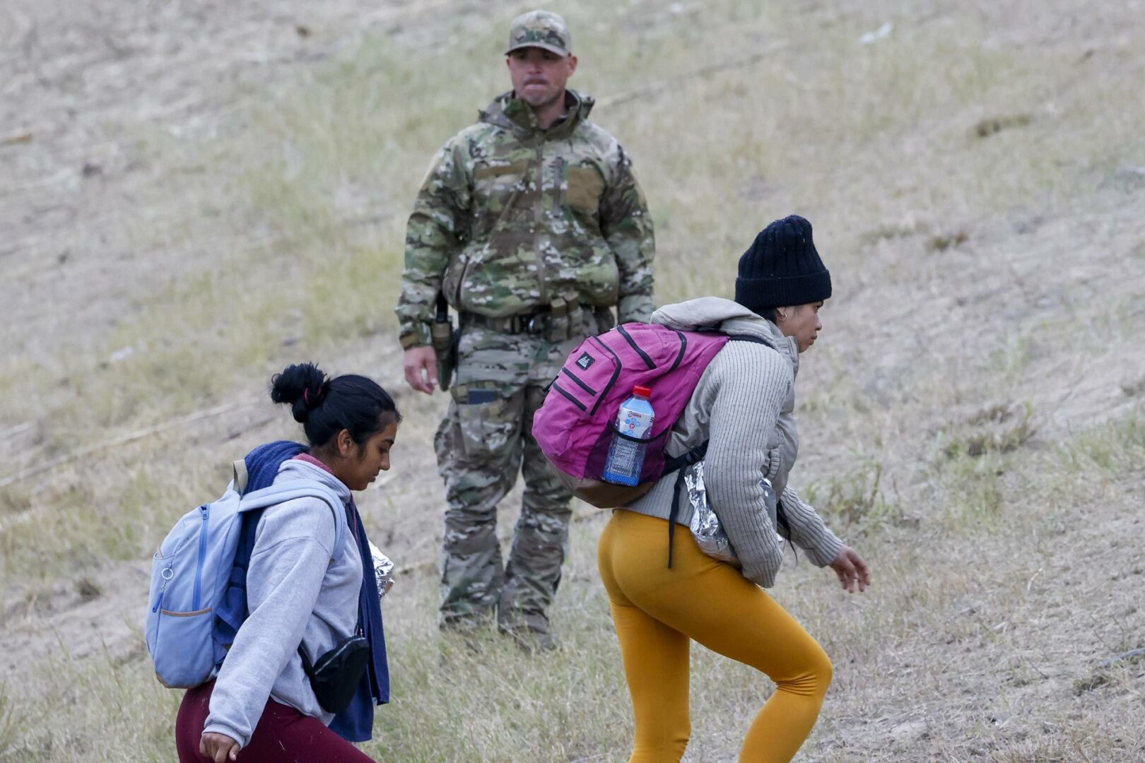 Caen tres mujeres migrantes del muro fronterizo en Texas y muere una de ellas