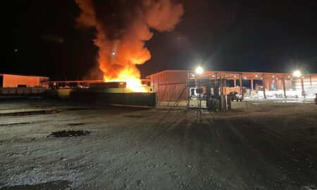 Equipos luchan contra el incendio en una planta de reciclaje en Brent