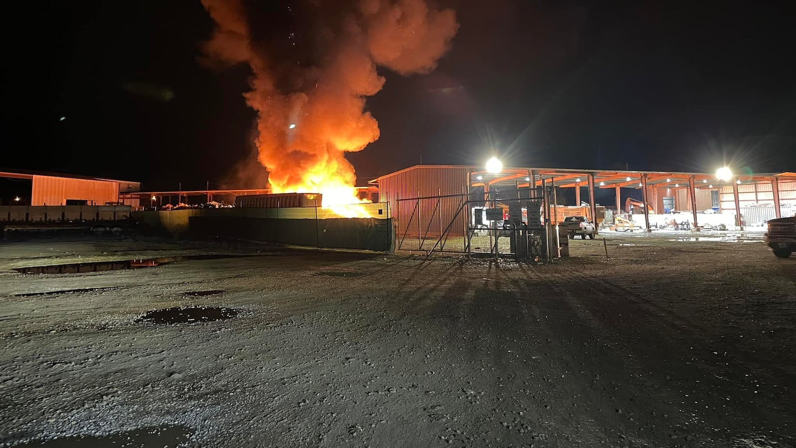 Equipos luchan contra el incendio en una planta de reciclaje en Brent