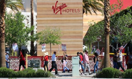 Cientos de empleados hoteleros en Las Vegas luchan por mejores salarios y condiciones