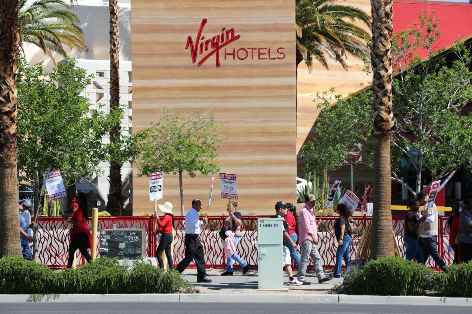 Cientos de empleados hoteleros en Las Vegas luchan por mejores salarios y condiciones