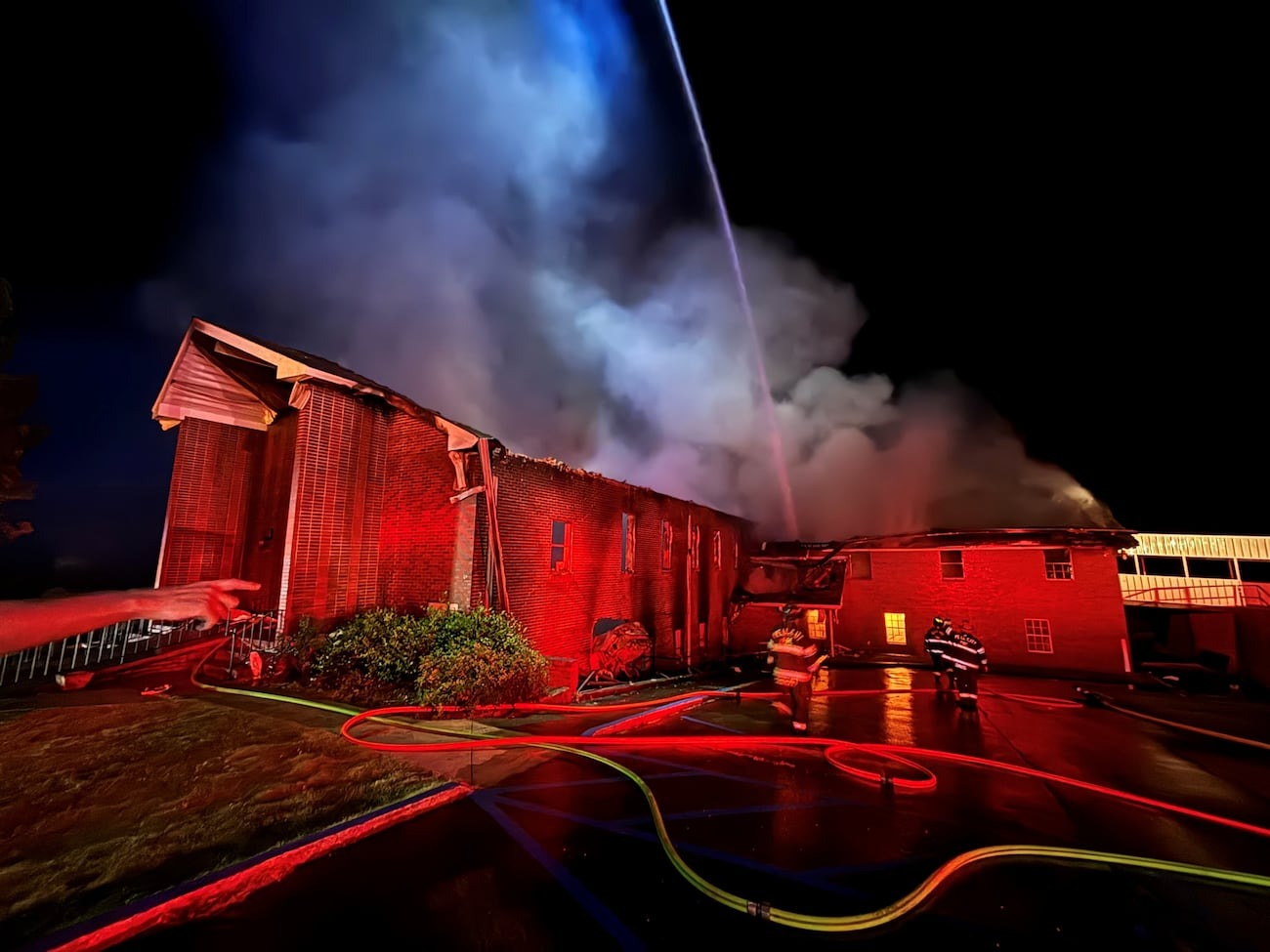 Un muerto y una iglesia destruida en un incendio en la Iglesia Bautista de Riverside