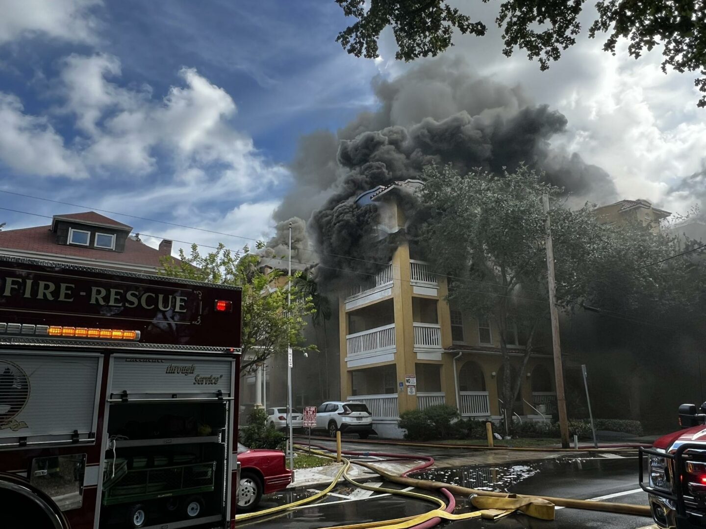 Acusan de intento de asesinato a sospechoso de tiroteo e incendio en edificio de Miami