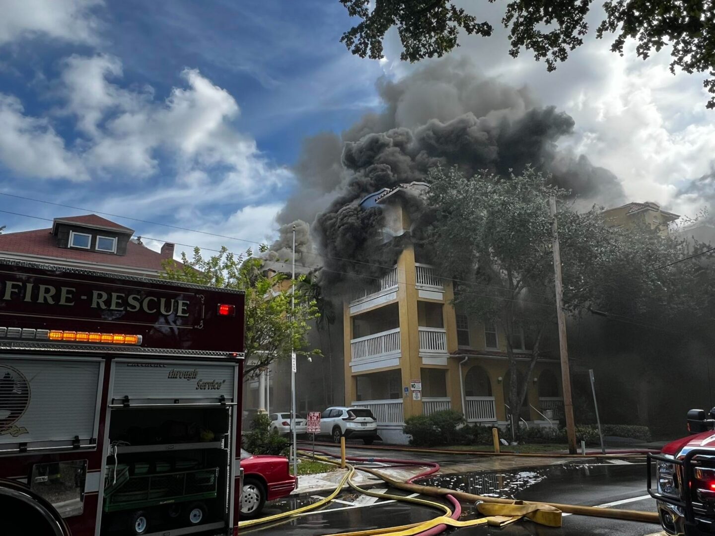 Evacuan un edificio en Miami tras incendio precedido de tiroteo que dejó un herido grave