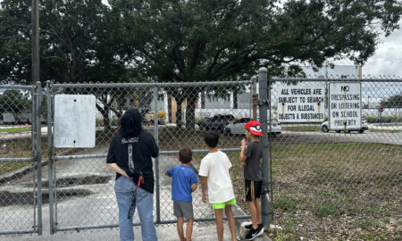 Familias de Parkland “respiran mejor” con demolición del edificio de la masacre escolar