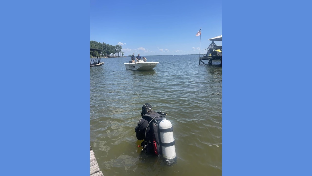 Autoridades buscan a un hombre paralítico cuya balsa fue encontrada en el lago Eufaula