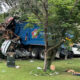 Camión de basura se estrella contra una casa en Madison