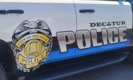 Dos heridos, 1 vehículo y residencia impactados en tiroteo en gasolinera de Decatur