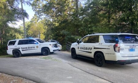 Hermanos encontrados con heridas de bala en el patio de la casa en Pinson