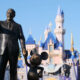 Empleados de Disneylandia aprueban una huelga, la primera en 40 años