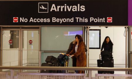 Las familias migrantes que pernoctan en el aeropuerto de Boston deben abandonarlo