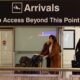Las familias migrantes que pernoctan en el aeropuerto de Boston deben abandonarlo