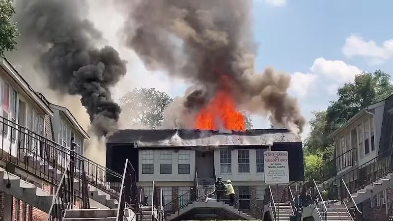 Incendio daña 4 apartamentos en el vecindario de Glen Iris