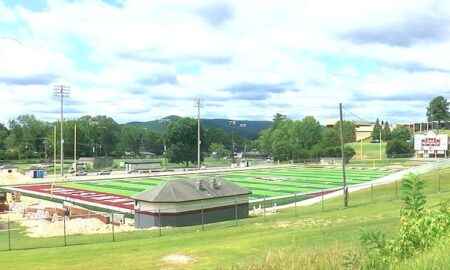 La escuela secundaria Anniston está lista para presentar su estadio recientemente renovado