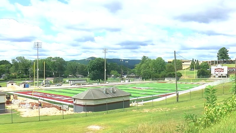 La escuela secundaria Anniston está lista para presentar su estadio recientemente renovado