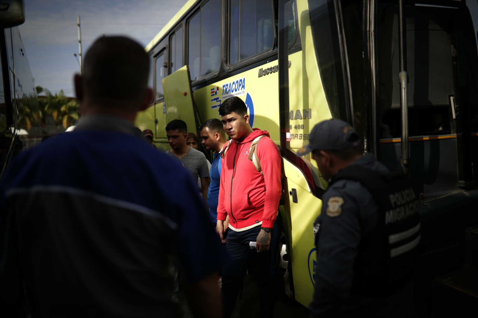 Autobús con inmigrantes sufre un accidente en Panamá y resulta en 17 lesionados, uno de ellos en estado grave