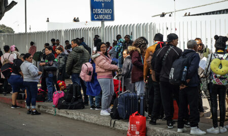 Inmigrantes en el sur de México tramitan citas de asilo vía CBP One