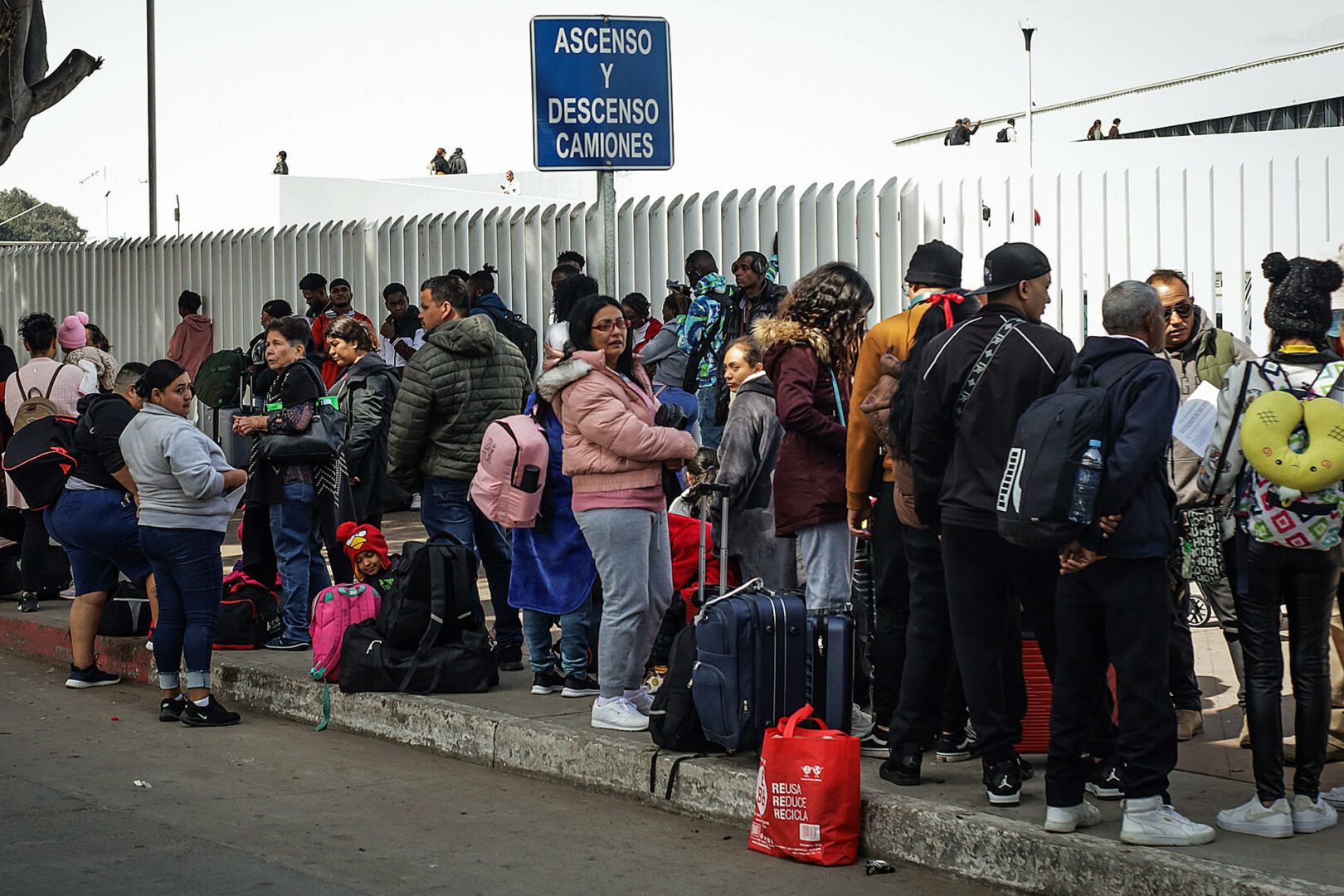 Inmigrantes en el sur de México tramitan citas de asilo vía CBP One