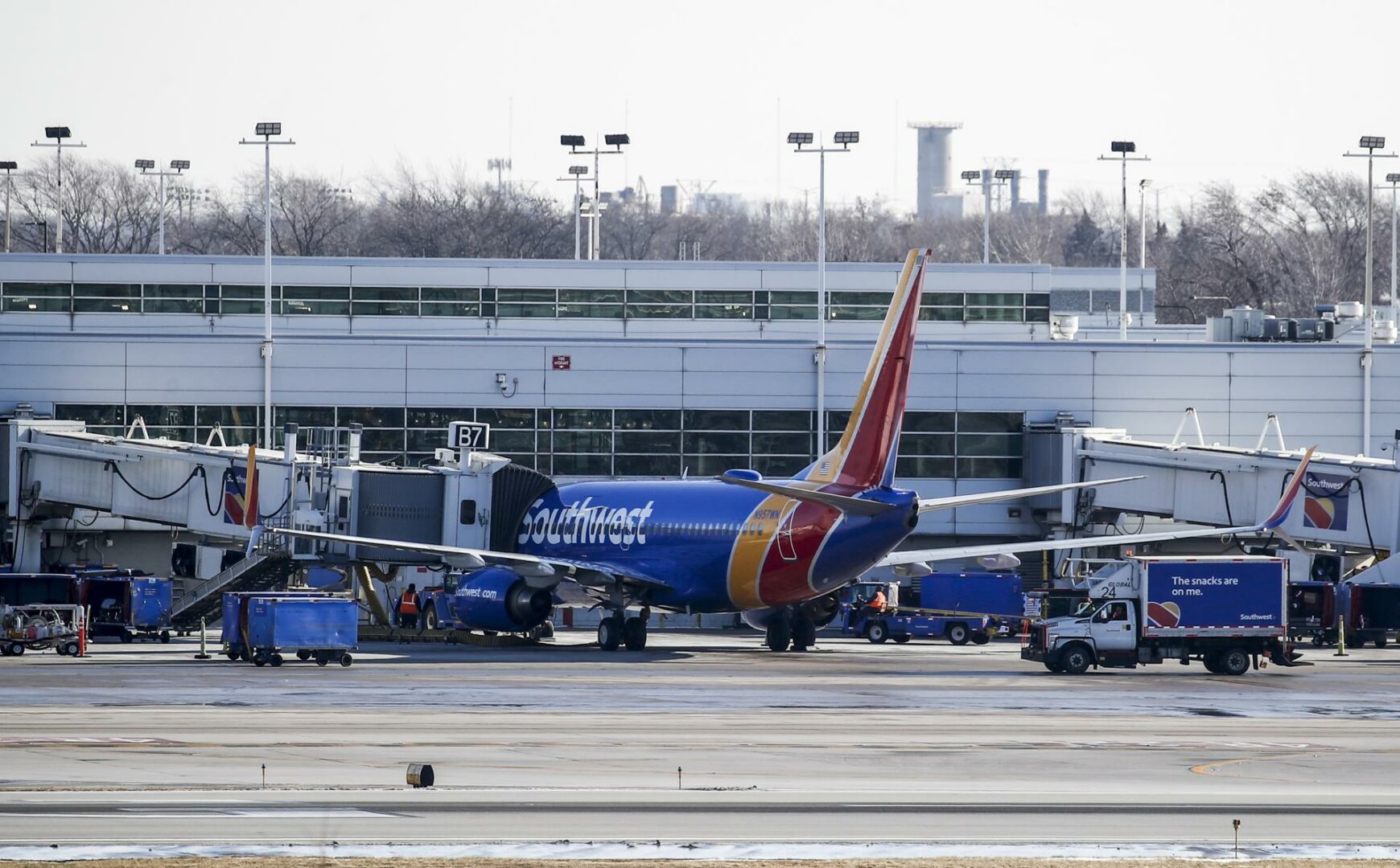 Mujer muere atrapada en la correa de equipajes en Chicago