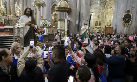 Un hueso de San Judas Tadeo atrae a miles de devotos en México