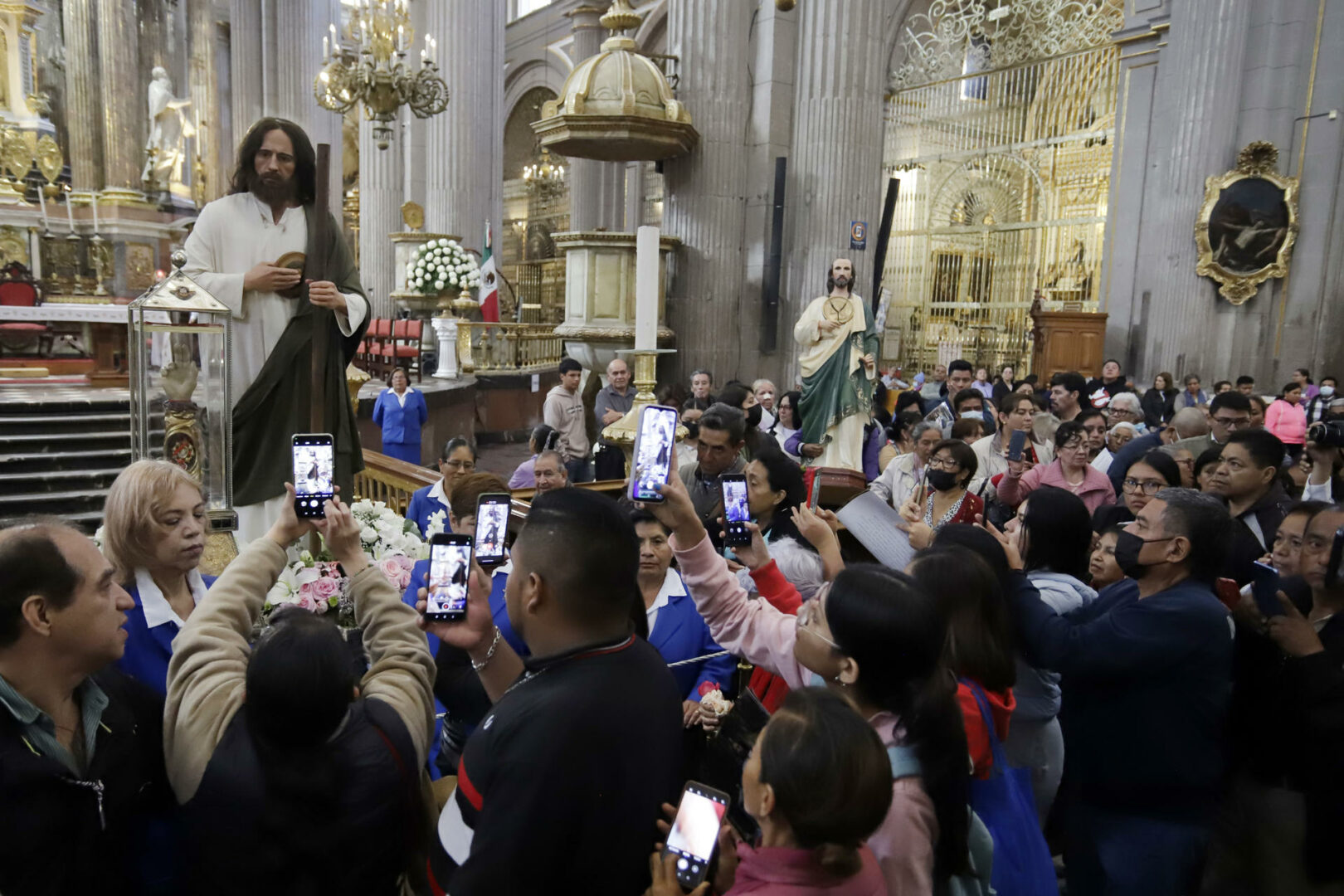 Un hueso de San Judas Tadeo atrae a miles de devotos en México