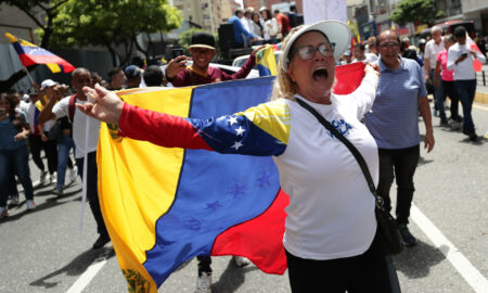 Venezolanos protestan contra la decisión que aprobó la reelección de Maduro