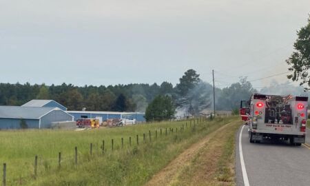 Bomberos combaten un incendio estructural en Ashville