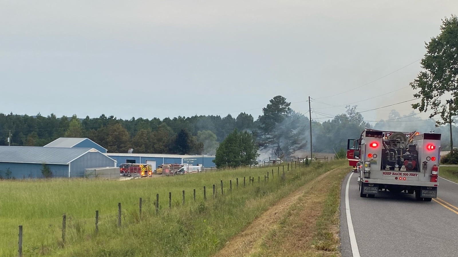 Bomberos combaten un incendio estructural en Ashville