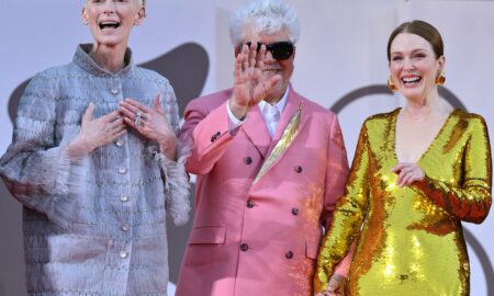 Almodóvar y sus "mujeres" Tilda Swinton y Julianne Moore deslumbran en la tarde veneciana