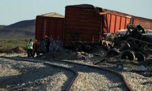 Autoridades mexicanas extraen ácido sulfúrico del tren que se descarriló con migrantes