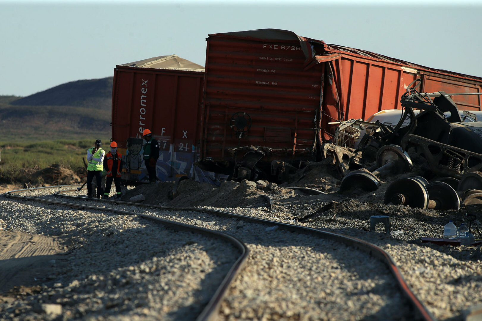 Autoridades mexicanas extraen ácido sulfúrico del tren que se descarriló con migrantes