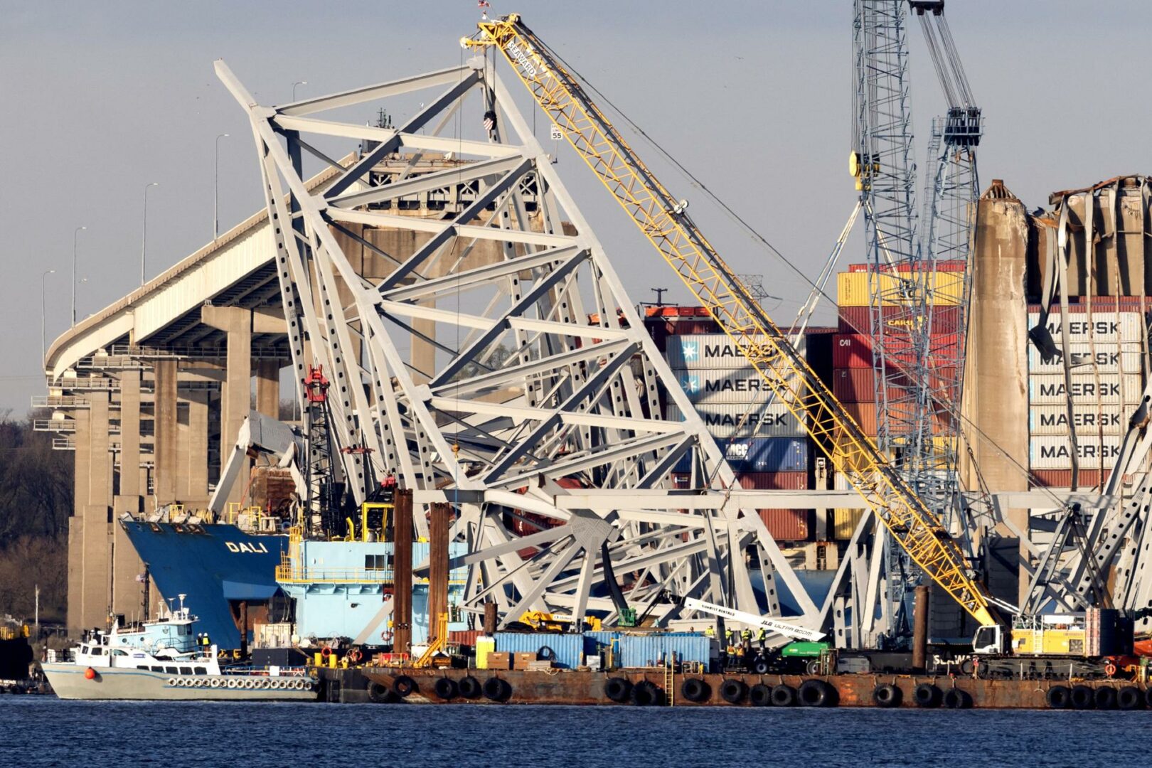 EE.UU. demanda por 100 millones a propietarios del barco que colapsó puente Baltimore