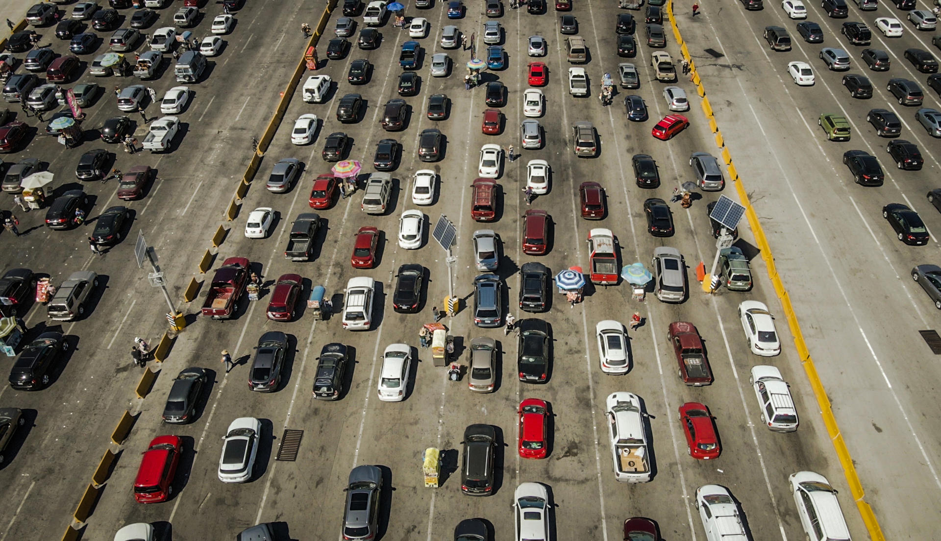 Largas filas y caos por el cobro de entrada a México en California