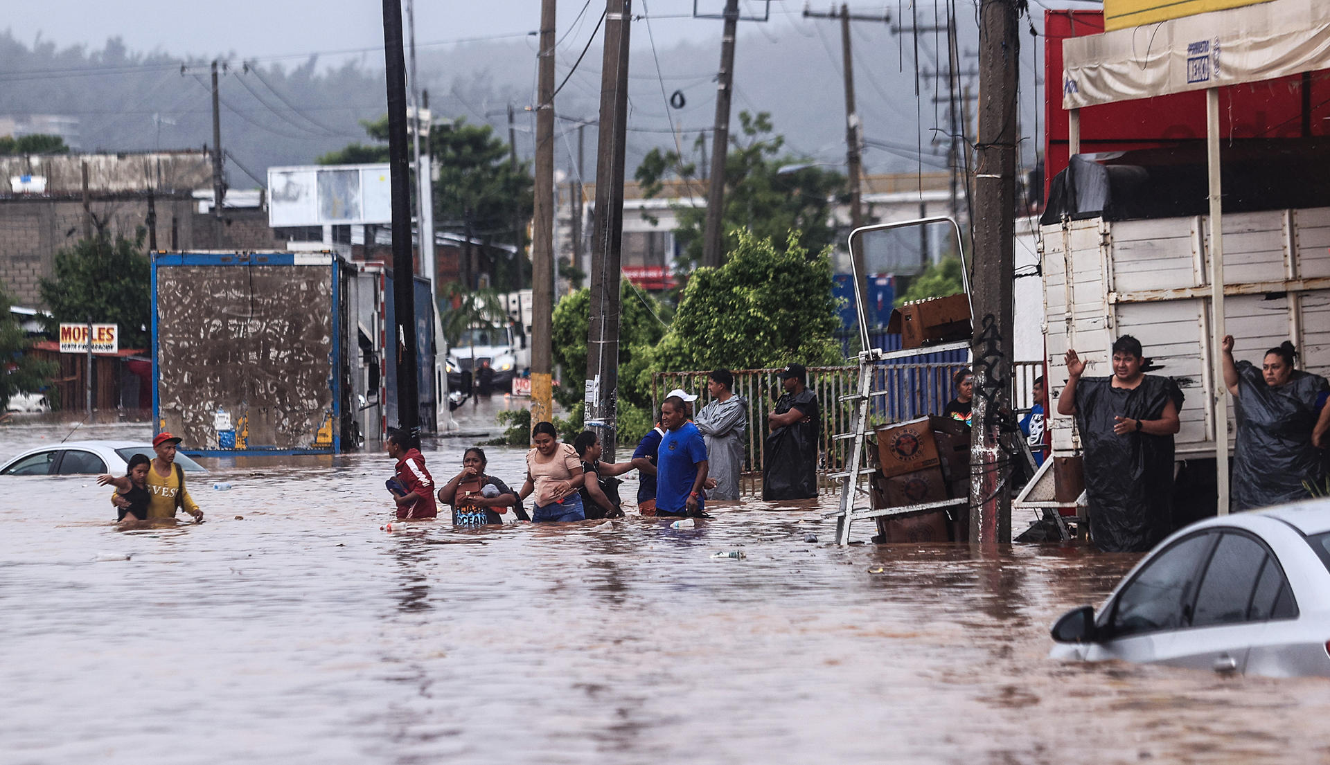 México espera que el huracán John golpee Michoacán o Colima esta noche o mañana temprano