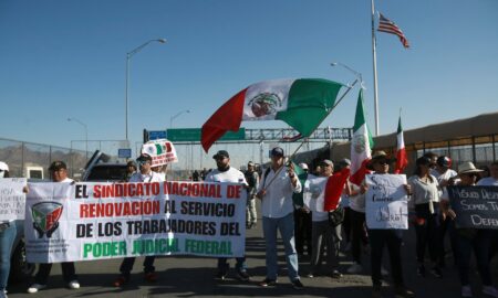 Protestantes bloquean el puente fronterizo México-EE.UU. en señal de rechazo a la reforma judicial