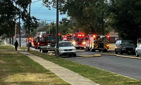 Bomberos de Birmingham apagaron un incendio en apartamentos en College Hills